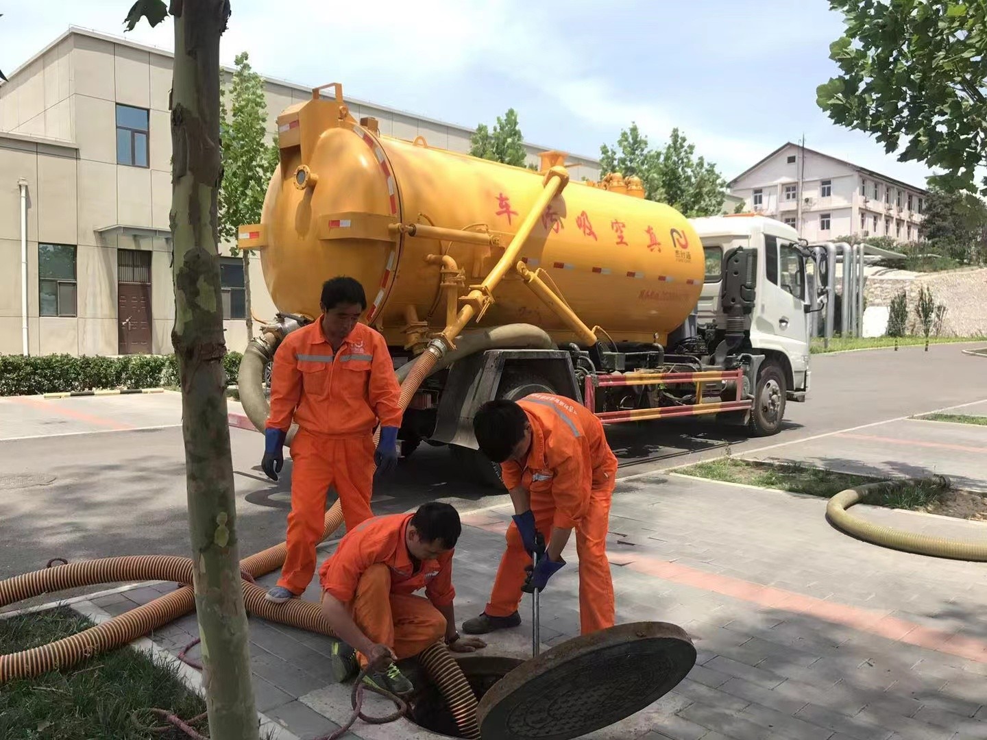 祁门管道疏通车停在窨井附近