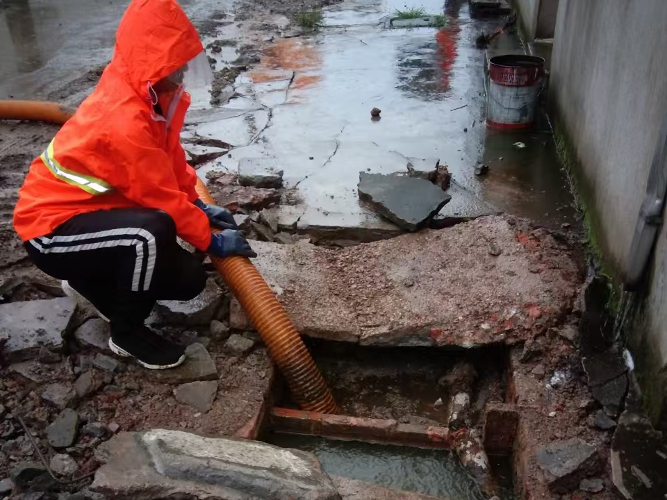 祁门专业清理污水池 炜誉市政以规范流程守护城市 “肠道”