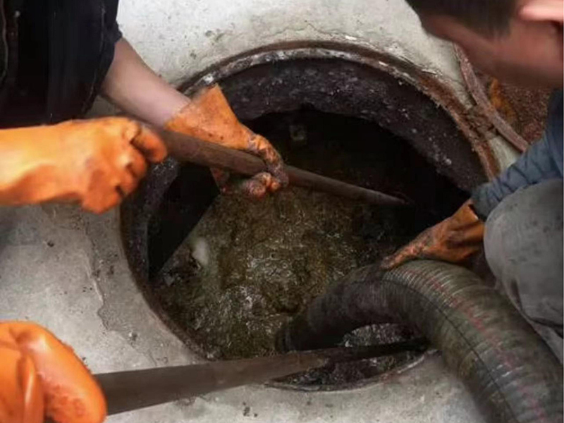 祁门清理化粪池时如何避免沼气的危害？